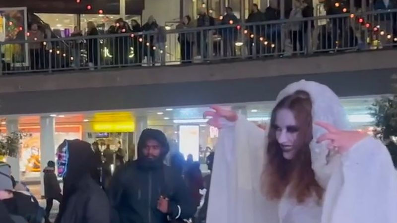 İsveç polisinden 31 Ekim Cadılar Bayramı uyarısı: evlere ve arabalara bir şey atmak suç sayılabilir