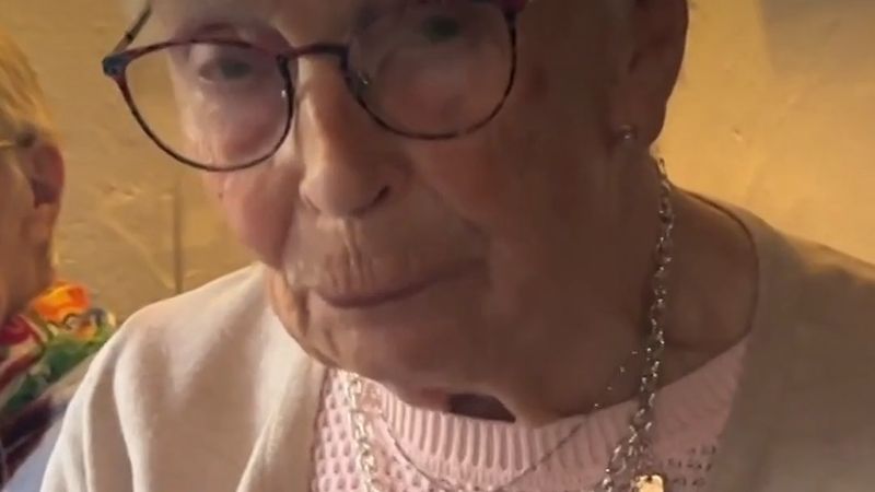 96 yaşındaki Sylvia yalnızlığa karşı gönüllülerle kahve masasında
