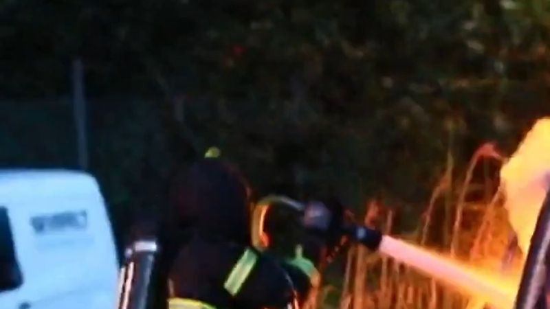 Jönköping'de arabaları tamponla yaktığı öne sürülen iki kadına dava