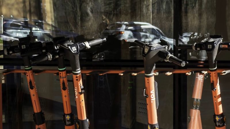 İsveç'te çocuklarına hızlı elektrikli scooter kullandıran en az 34 yetişkine dava açıldı