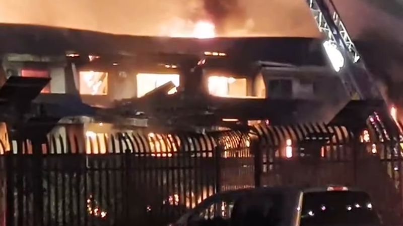 Victoria'da eski otel binası alev alev yandı