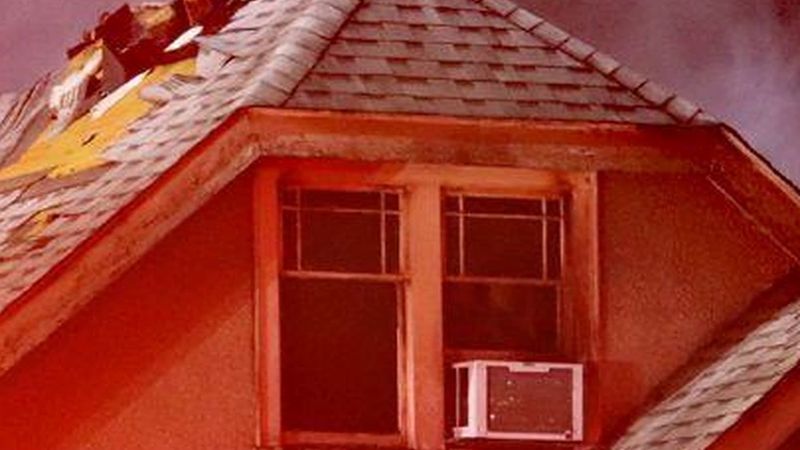 Surrey'de iki katlı ev alevlere teslim oldu
