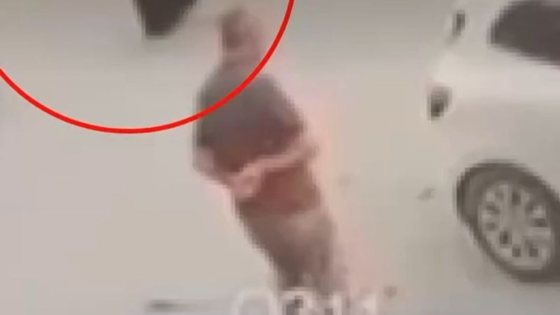 Samsun Kavak'ta karşıdan karşıya geçen kadına hafif ticari araç çarptı; kaza anı güvenlik kamerasında