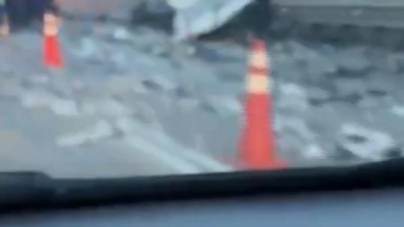 Sinop'ta palamut yüklü kamyon devrildi: Sürücü hayatını kaybetti