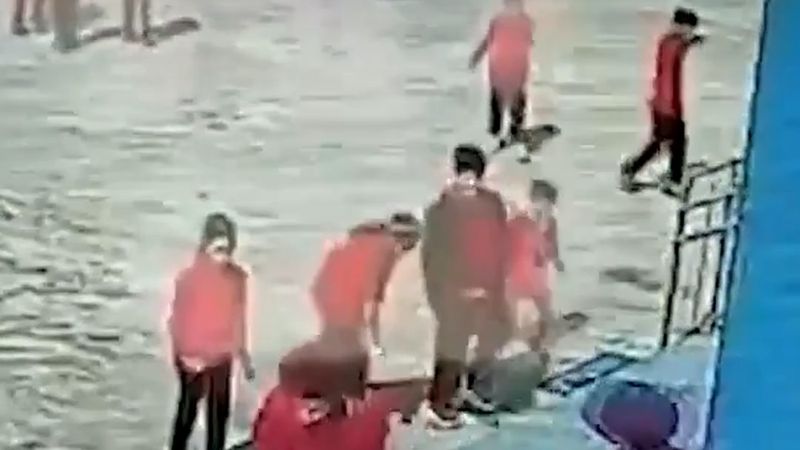Diyarbakır Eğil'de nefes borusuna mandalina kaçan öğrenciyi müdür yardımcısı Heimlich manevrasıyla kurtardı
