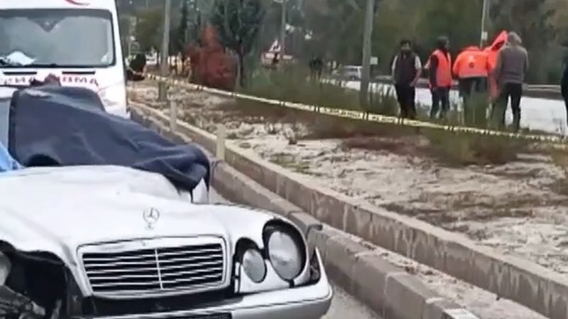 Burdur'da düğüne giden ailenin otomobili direğe çarptı: 1 ölü, 4 yaralı