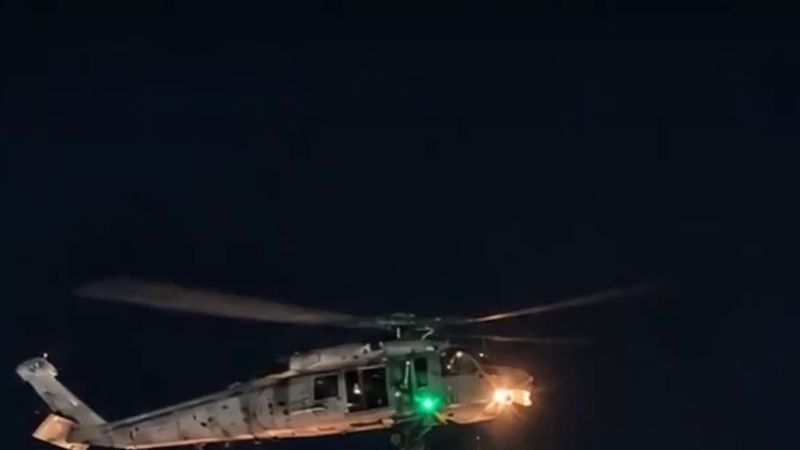 Deniz Kuvvetleri helikopteri, Kaş açıklarında kalp krizi şüphesiyle rahatsızlanan ticari gemi kaptanını tahliye etti