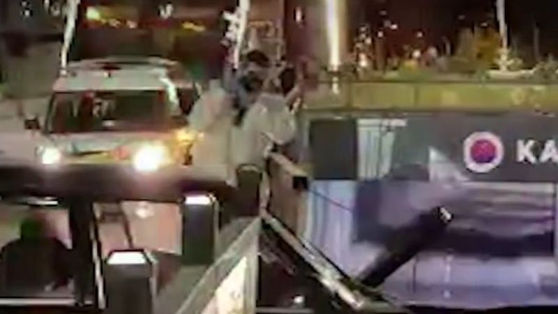 Karabük'te otomobil köprünün demir korkuluklarına çarpıp askıda kaldı
