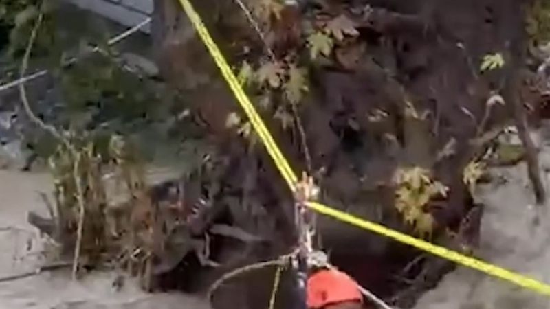 AFAD personeli Murat Ergül Sakarya selinde kurtarılan 8 aylık Zeynep'i kucağında pışpışladı