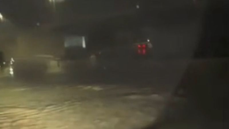 Kocaeli'de gece boyu süren sağanak: Başiskele'de yollar suyla kaplandı, Kandıra'da sürücü kurtarıldı