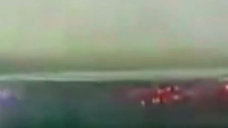 Bağcılar'da otoyolda makas atan otomobil iki araca çarptı, içinden inen iki kişi kaçtı