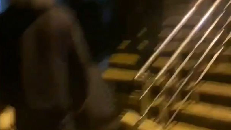 Sakarya Akyazı'da su baskınında camiden çıkamayan imam ve cemaati mahalle gençleri kayıkla taşıdı