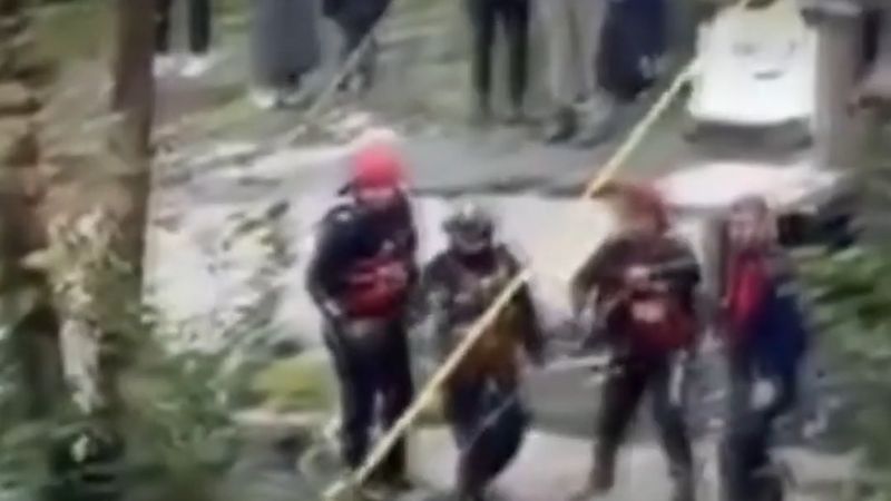 Köprü yıkıldı: 2'si çocuk 8 kişi halatla kurtarıldı