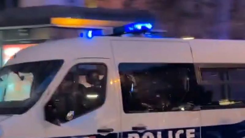 Paris'te lastikleri parçalanan polis araçları kaçmaya çalıştı