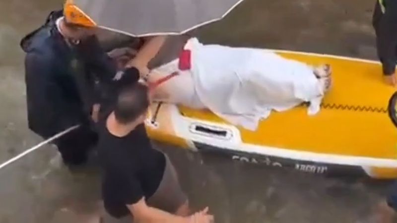 İspanya'da selde evinde mahsur kalan 93 yaşındaki kadını polis sörf tahtasıyla kurtardı