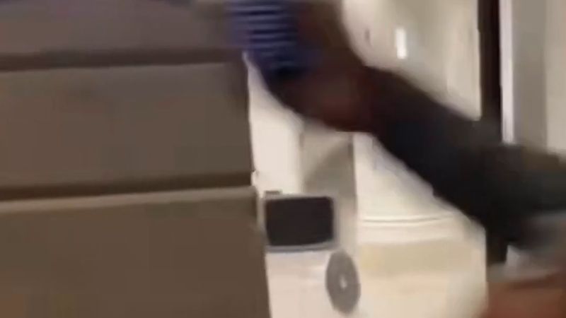 Fransa'da yağmalanan Apple mağazasında polis parmak izi topluyor