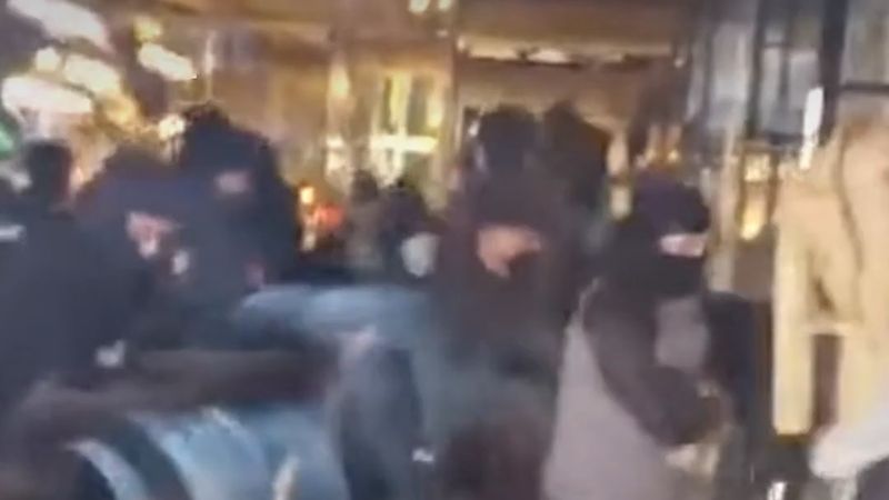 Paris'te maskeli grup butiğin vitrinlerini kırıp çantaları yağmaladı