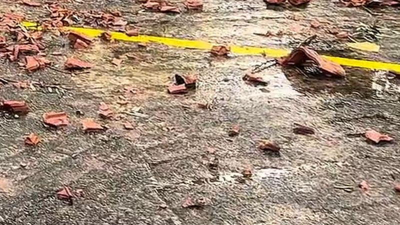 Karasu'da hortumun çatısını uçurduğu ilkokulu mahalleli yağmur altında onardı
