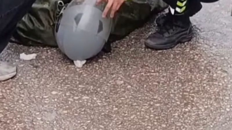 İnegöl'de kadın trafik polisi yağmurda yaralı gence şemsiye tuttu