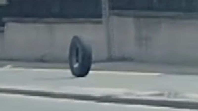 Ankara'da seyir halindeki EGO otobüsünün arka iki lastiği koptu
