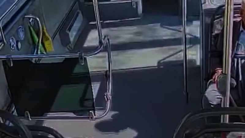 Elazığ'da halk otobüsü şoförü seferini bırakıp bayılan yolcuyu hastaneye yetiştirdi