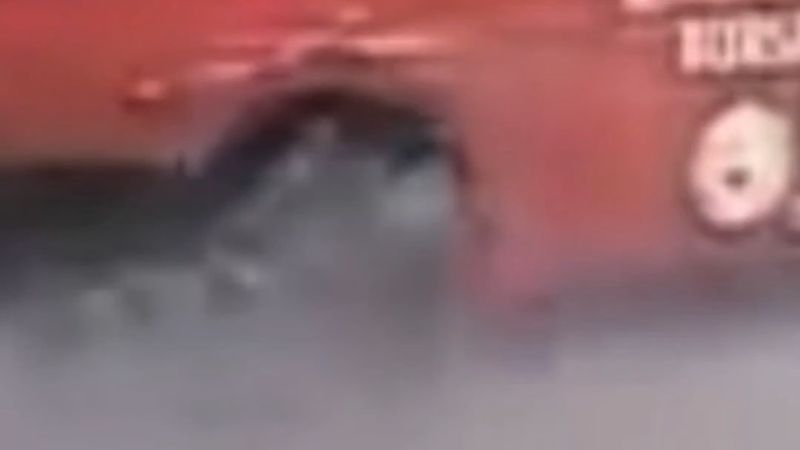 Bursa itfaiyesinin 2006'da basınçlı suyla otomobili havaya kaldırdığı belirtilen anlar ve Tesla'nın uçan Roadster'ı