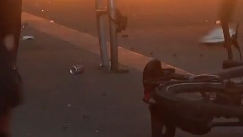 Paris'te République Meydanı'nda barikatlar yeniden ateşe verildi, polis tazyikli su kullandı