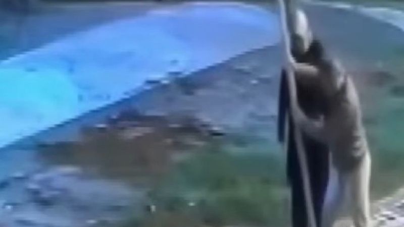 İstanbul'da park ettikleri aracın yanındaki yaya geçidi levhasını söktüler