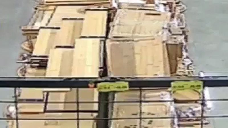 Bursa'da kontrolden çıkan servis aracı züccaciye mağazasına daldı