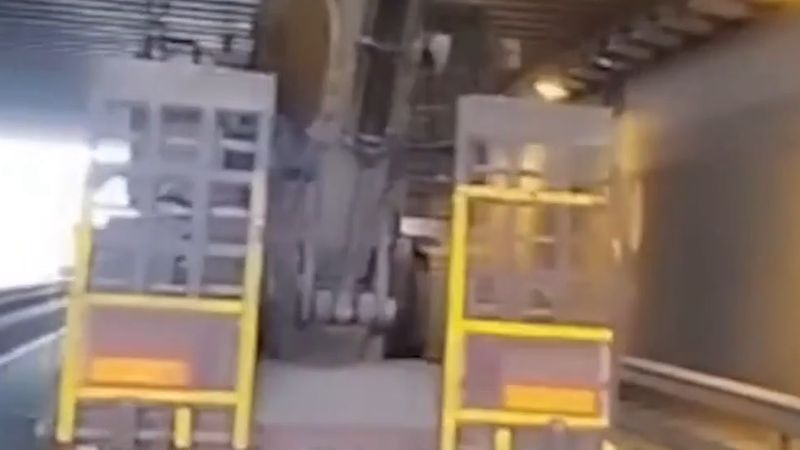 Niğde'de iş makinesi taşıyan tır alt geçide sıkıştı, lastiklerinin havası indirilerek kurtarıldı
