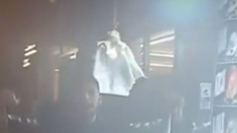 Polatlı'da 500 kasa palamut satan balıkçı yağmur altında halay çekti