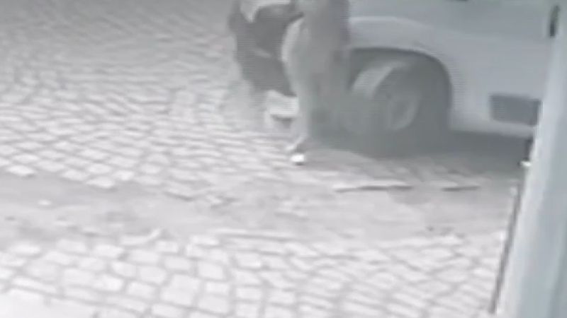 Gelibolu pazar yerinde manevra yapan minibüs yayaya çarptı, ayağı tekerin altında kaldı