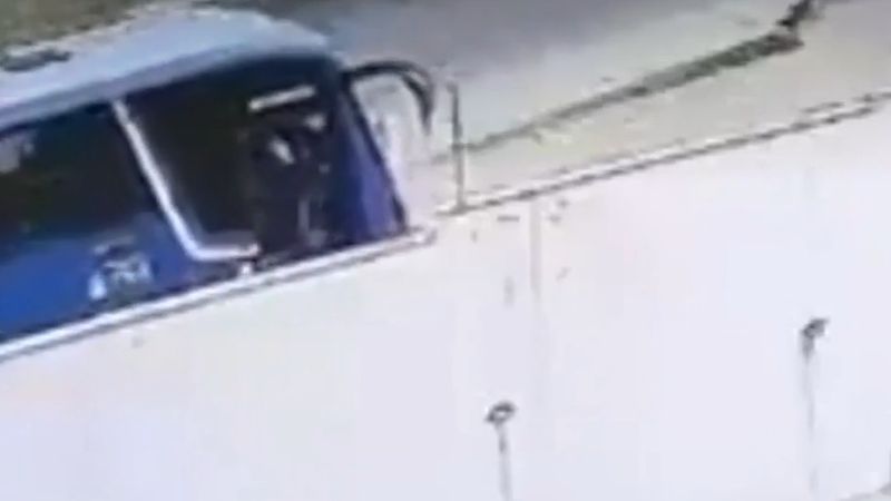 Ekvador'da kontrolden çıkan kamyon yolcu otobüsüne çarpıp duvarı yıktı
