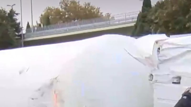 Bakırköy'de LNG yüklü tanker virajda devrildi: şoför yaralandı, yol trafiğe kapatıldı