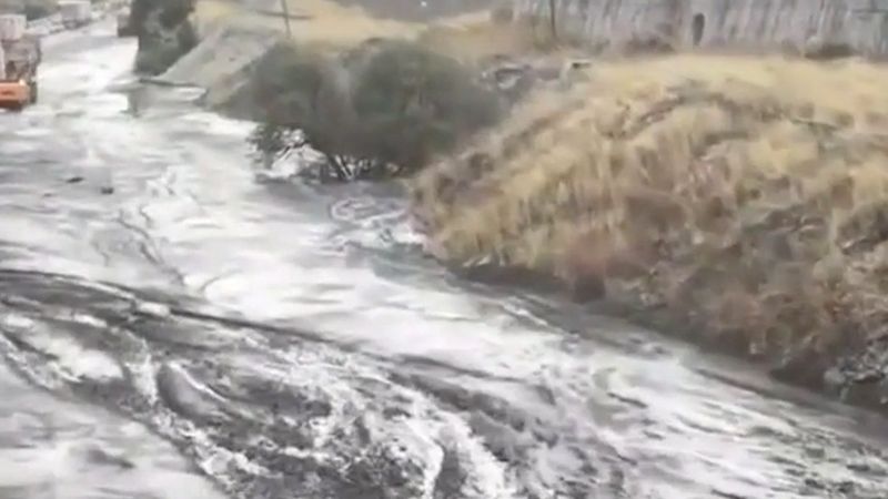 Erzincan-Erzurum kara yolunda gece yağışı sonrası sel ve heyelan: toprak, kaya ve çamur yola sürüklendi