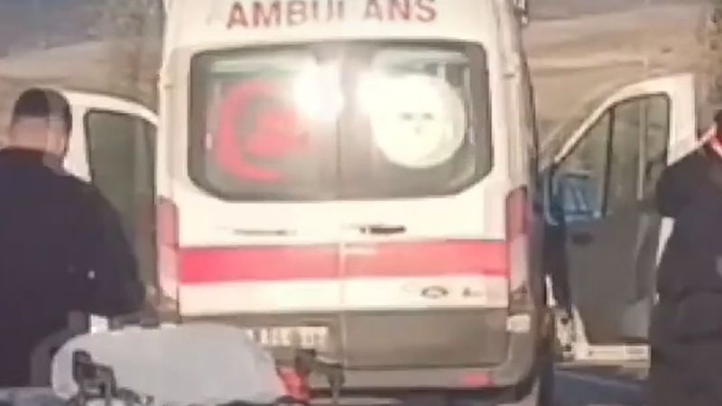 Çorum İskilip'te iki otomobil çarpıştı, biri ters döndü: 5'i aynı aileden 7 yaralı