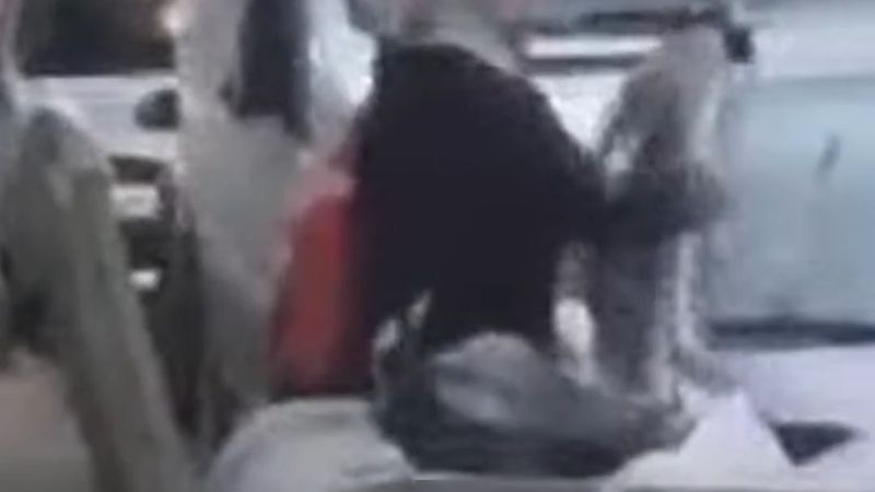 Bursa'da bir kadın çöp konteynerine çıkıp otomobilin ön camına çekiçle defalarca vurdu