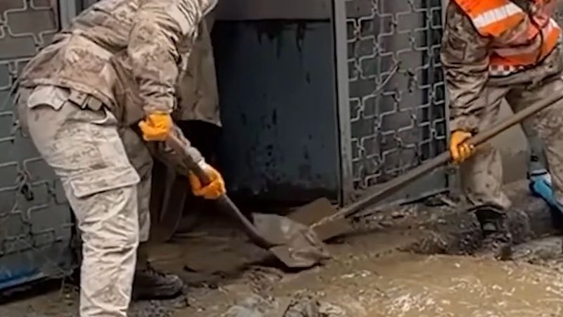 Ayazağa'da jandarma komandoları sel temizliğinde