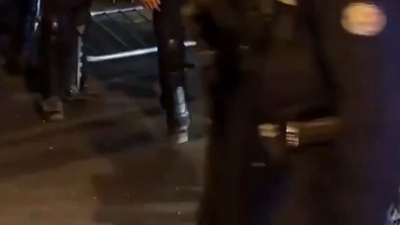Paris'te ünlü büyük mağaza BHV Marais'in vitrini kırıldı, polis müdahale etti