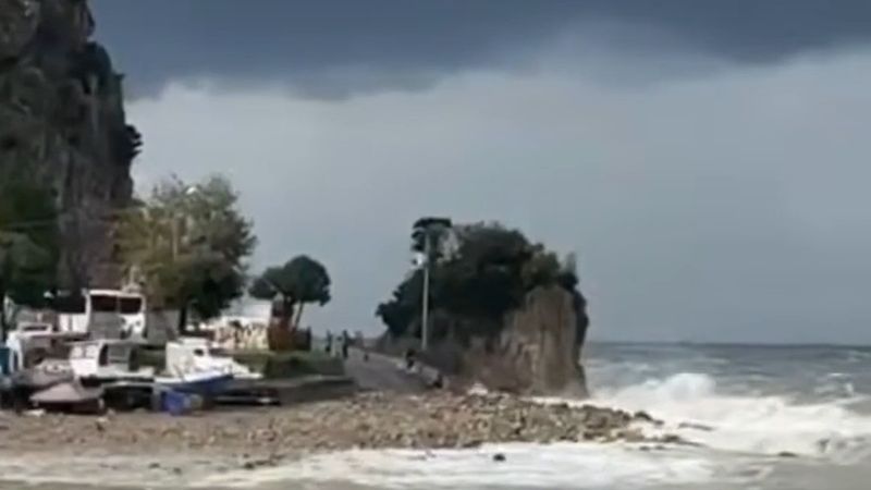 Bartın'da sağanak, Karadeniz'in rengini kahverengiye çevirdi