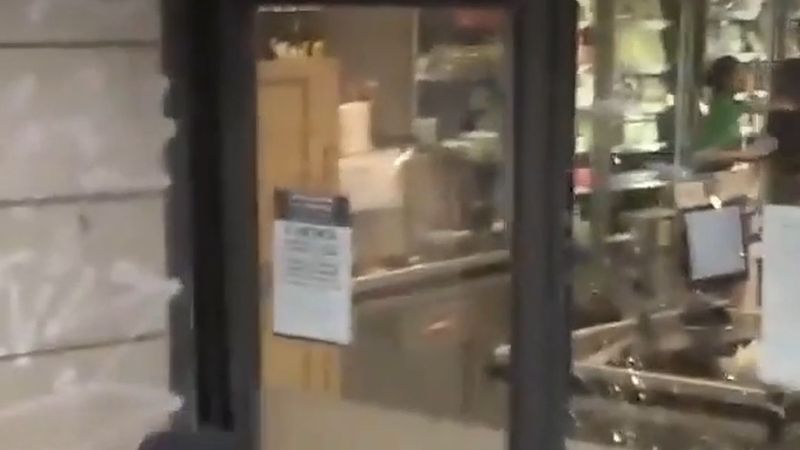 Milano'da ikinci gün yağma: kapüşonlu gençler Carrefour'un kapısını tekmeleyip kırdı