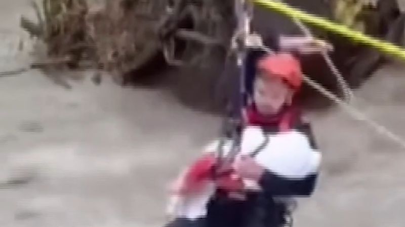 Sapanca'da jandarma selden kurtardığı bebeği ipli teleferikle karşıya geçirirken kucağında uyutmaya çalıştı