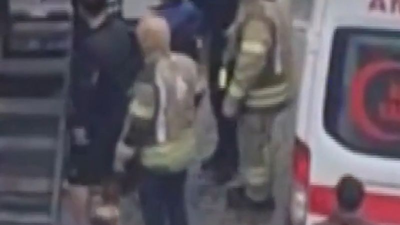 Esenyurt'ta kamyonun kasasındaki cam iki işçinin üzerine devrildi: biri ağır yaralı