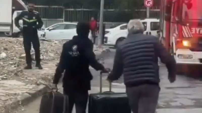 Küçükçekmece'de çatlama sesleri gelen 14 daireli bina boşaltıldı
