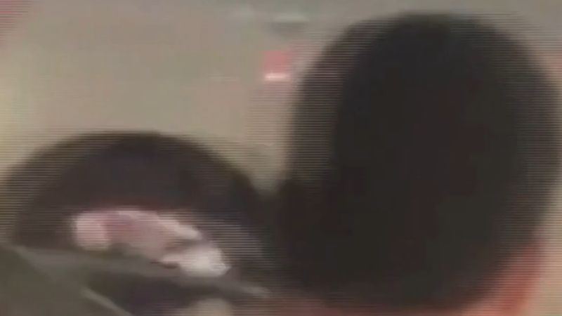 Aksaray'da yol verme kavgası: genç sürücüler araçlarından inip birbirine girdi, bir genç yaralandı