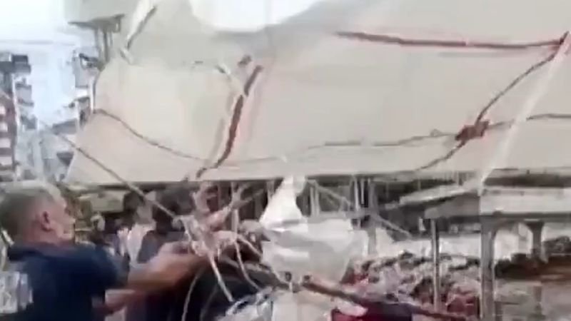 Antalya'da ani fırtına Sosyete Pazarı'nı dağıttı: tenteler havaya uçtu
