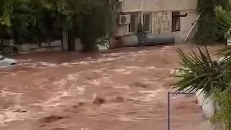 Antalya Demre'de sel: Üçağız'da araçlar sular altında; okulda mahsur 13 öğrenci ve 7 öğretmen kurtarıldı