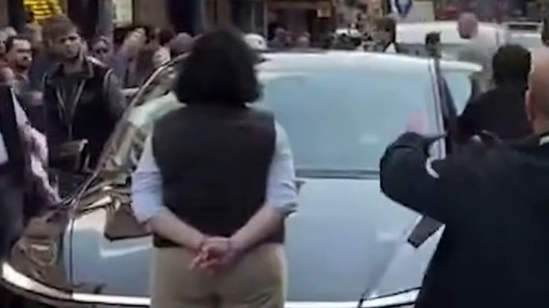 Beşiktaş'ta yol vermeyen sürücüye kızan kadın aracın önünden ayrılmadı, trafik kilitlendi