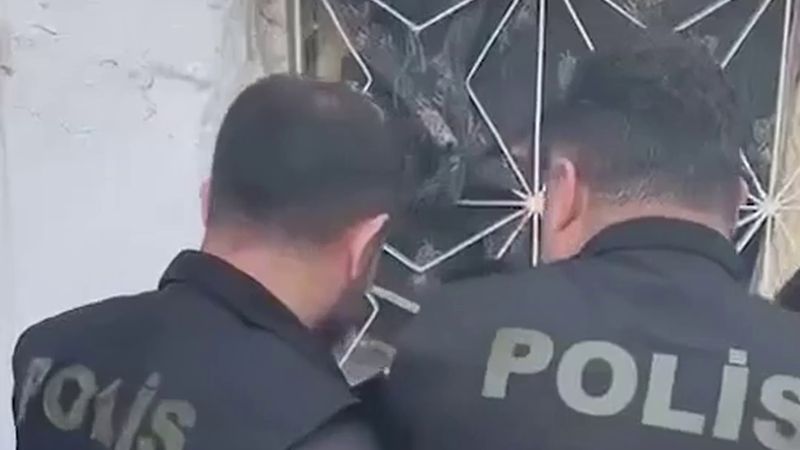 İzmir Konak'ta evden 59 bin 300 uyuşturucu hap ve kalaşnikof çıktı
