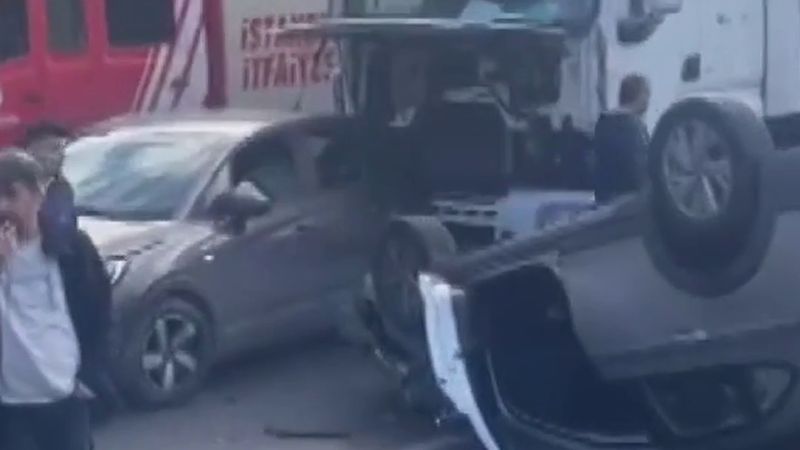 Bağcılar'da hafriyat kamyonu ile TIR'ın karıştığı zincirleme kaza: yaralılar var
